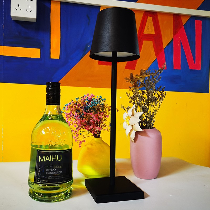 Modern Minimalist Iron Luxury Bedside Table Lamp