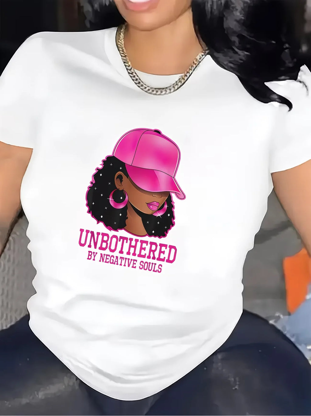 T-Shirt für Damen, unverzweifeltes Grafikdesign für Freizeitkleidung im Wohnzimmer, bequemer Stoff, stilvolle rosa Mützenillustration