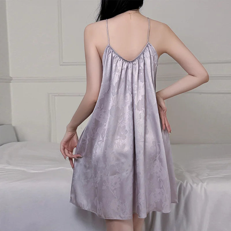 Neues Modisches Lila Seidiges Nachthemd für Damen mit Blumenmuster, Spaghetti-Trägern und A-Linie, Weiche Komfortable Nachtwäsche