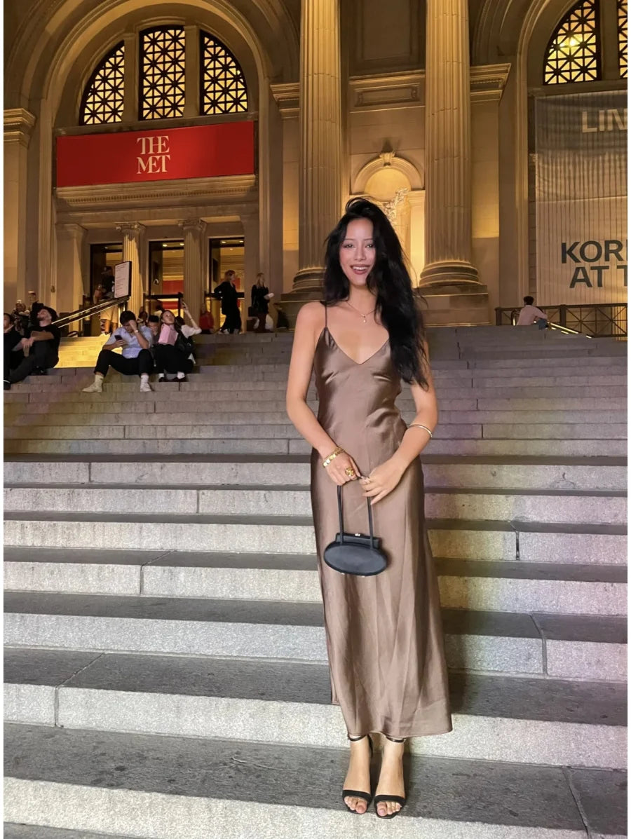 Neues elegantes Damen-Midikleid aus Seidensatin mit sexy Rückenausschnitt für Partys.