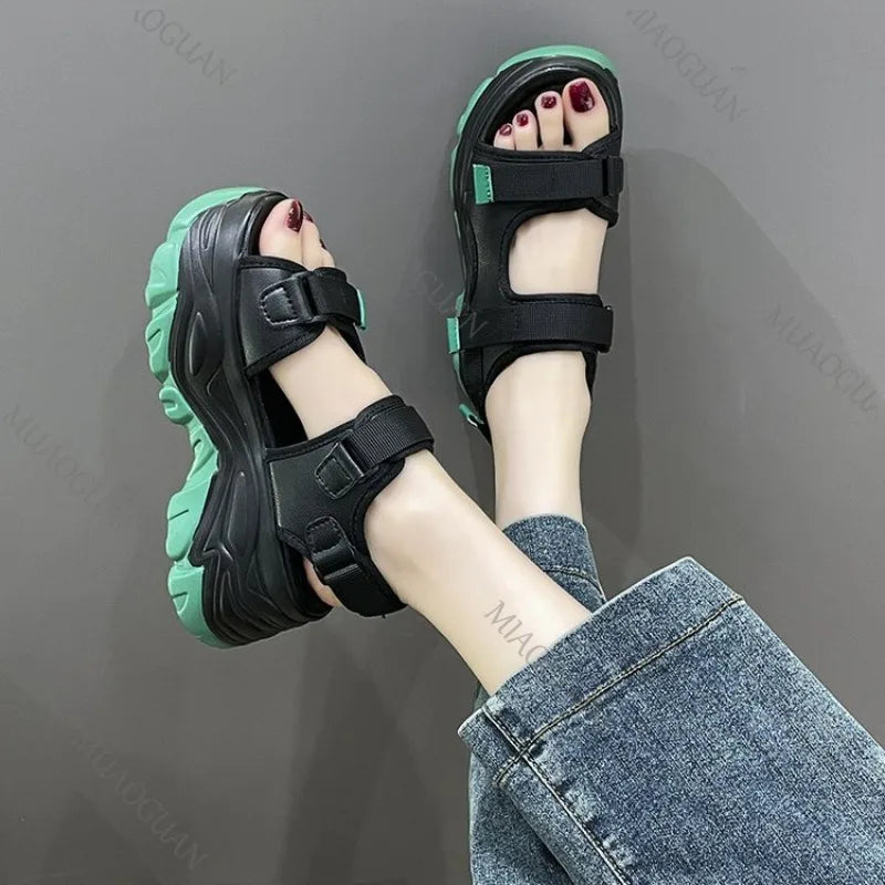 Sommer Neue Dicken Boden Sandalen für Frauen Casual Sport Stil Runden Kopf High Heels Weibliche Schuhe Schwarz Gladiator Sandales Femmes