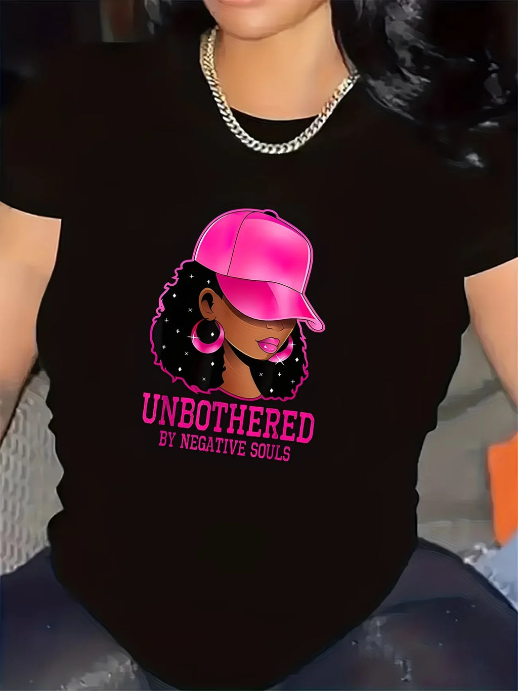 T-Shirt für Damen, unverzweifeltes Grafikdesign für Freizeitkleidung im Wohnzimmer, bequemer Stoff, stilvolle rosa Mützenillustration