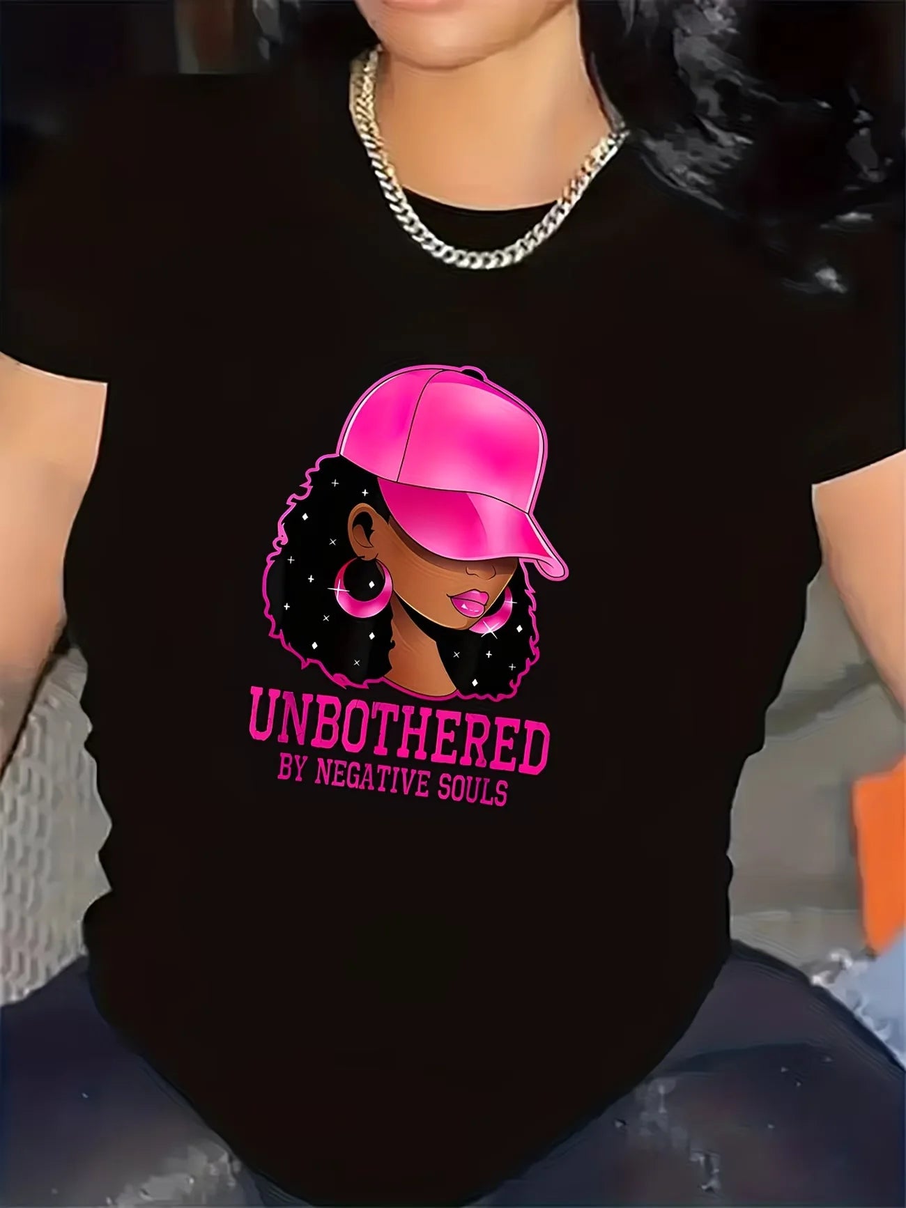 T-Shirt für Damen, unverzweifeltes Grafikdesign für Freizeitkleidung im Wohnzimmer, bequemer Stoff, stilvolle rosa Mützenillustration
