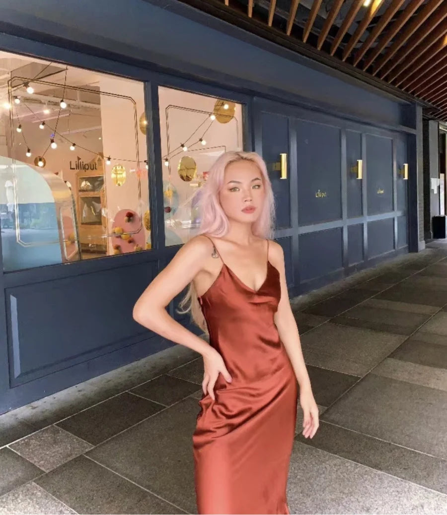 Neues elegantes Damen-Midikleid aus Seidensatin mit sexy Rückenausschnitt für Partys.