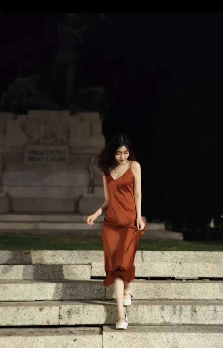 Neues elegantes Damen-Midikleid aus Seidensatin mit sexy Rückenausschnitt für Partys.