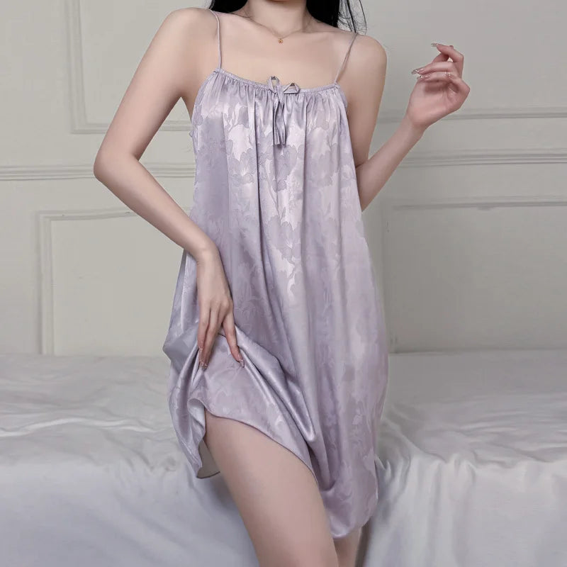Neues Modisches Lila Seidiges Nachthemd für Damen mit Blumenmuster, Spaghetti-Trägern und A-Linie, Weiche Komfortable Nachtwäsche