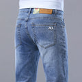 Frühlings-Herren-Jeans in Hellblau, schmal, stilvoll, lässig, Stretch-Stoff, Denim-Hose, klassische Hose, Rauchgrau