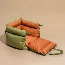 Das Auto-Haustierbett ist abnehmbar und waschbar, geeignet für alle vier Jahreszeiten. Wasserdichtes und beißendes Hundebett aus Leder-PU