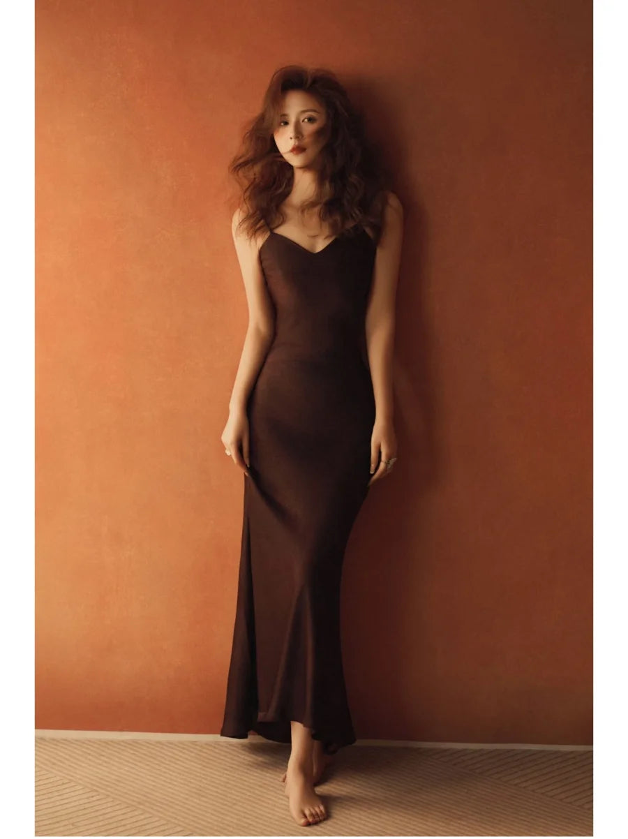 Neues elegantes Damen-Midikleid aus Seidensatin mit sexy Rückenausschnitt für Partys.