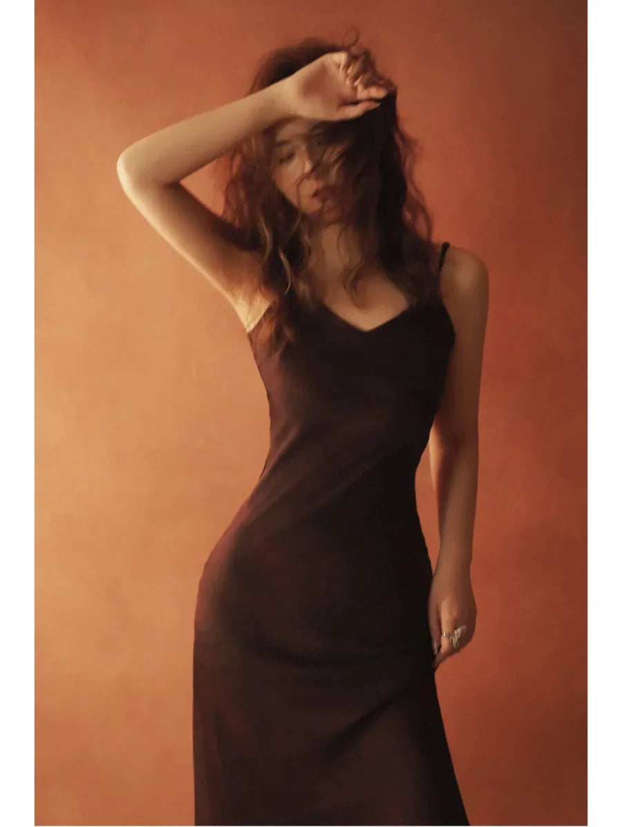 Neues elegantes Damen-Midikleid aus Seidensatin mit sexy Rückenausschnitt für Partys.