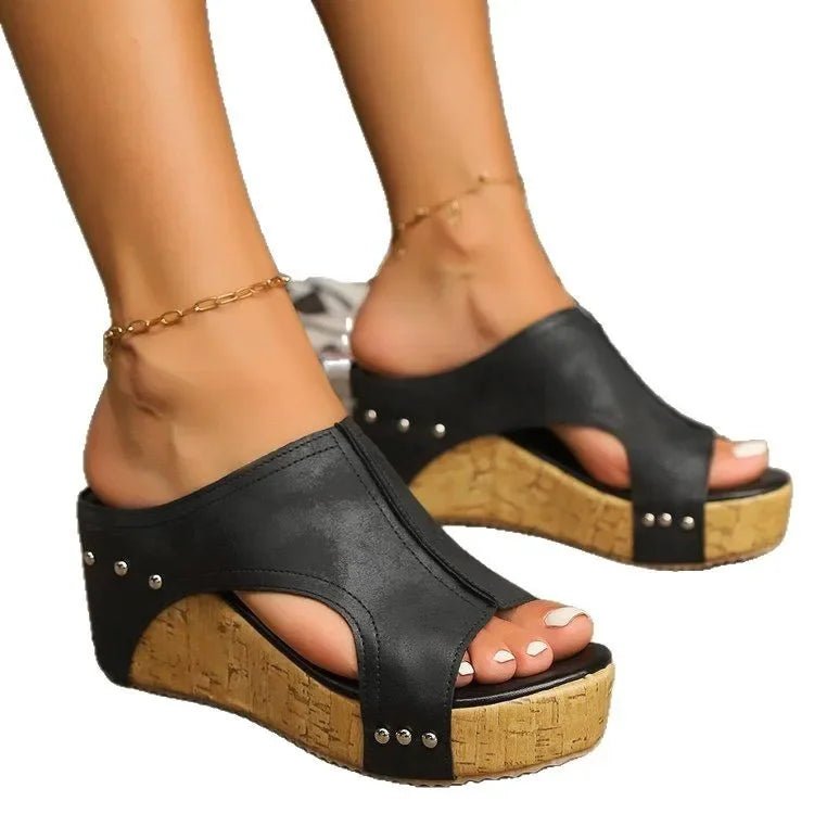 Damen Keilsandalen mit Fischmaul – Nieten, dicker Boden, Slip-On, bis Gr. 43 - flohmarkt-deutschland.shop