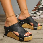 Damen Keilsandalen mit Fischmaul – Nieten, dicker Boden, Slip-On, bis Gr. 43 - flohmarkt-deutschland.shop