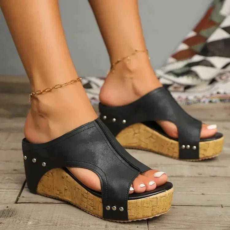 Damen Keilsandalen mit Fischmaul – Nieten, dicker Boden, Slip-On, bis Gr. 43 - flohmarkt-deutschland.shop