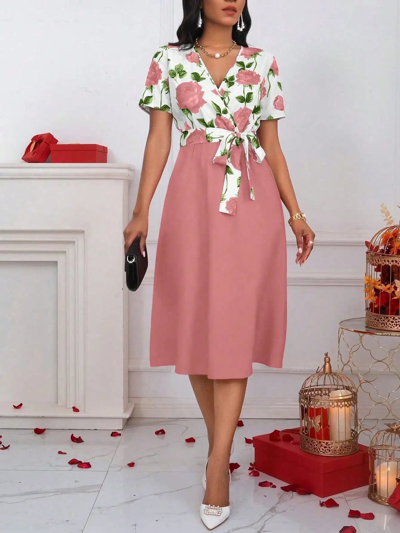 Damen-Midikleid mit Blumenmuster, V-Ausschnitt und Bindegürtel – A-Linien-Kleid mit Rosen-Patchwork und kurzen Ärmeln für Freizeit, Urlaub und Hochzeitsgäste - flohmarkt-deutschland.shop