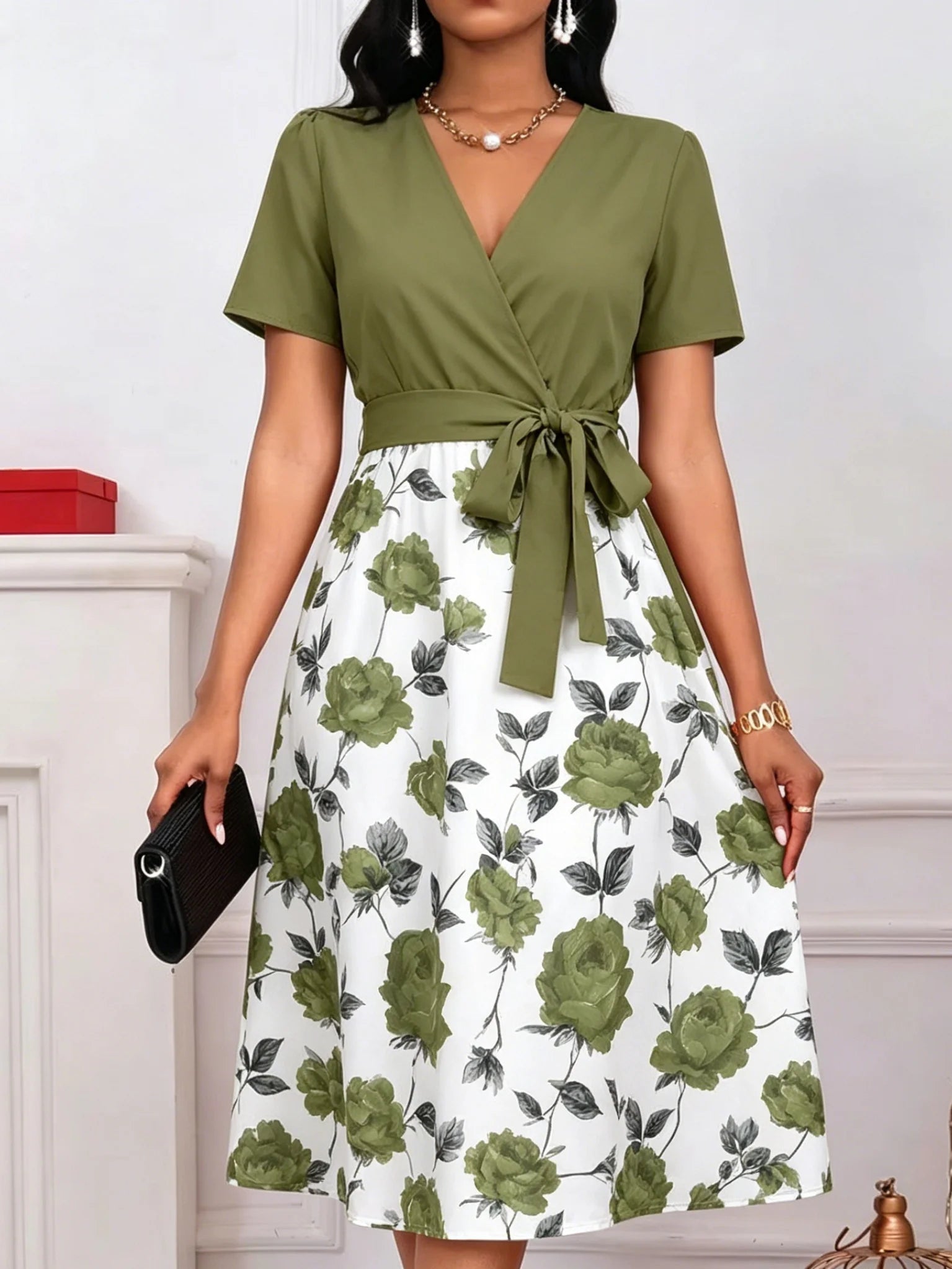 Damen-Midikleid mit Blumenmuster, V-Ausschnitt und Bindegürtel – A-Linien-Kleid mit Rosen-Patchwork und kurzen Ärmeln für Freizeit, Urlaub und Hochzeitsgäste - flohmarkt-deutschland.shop