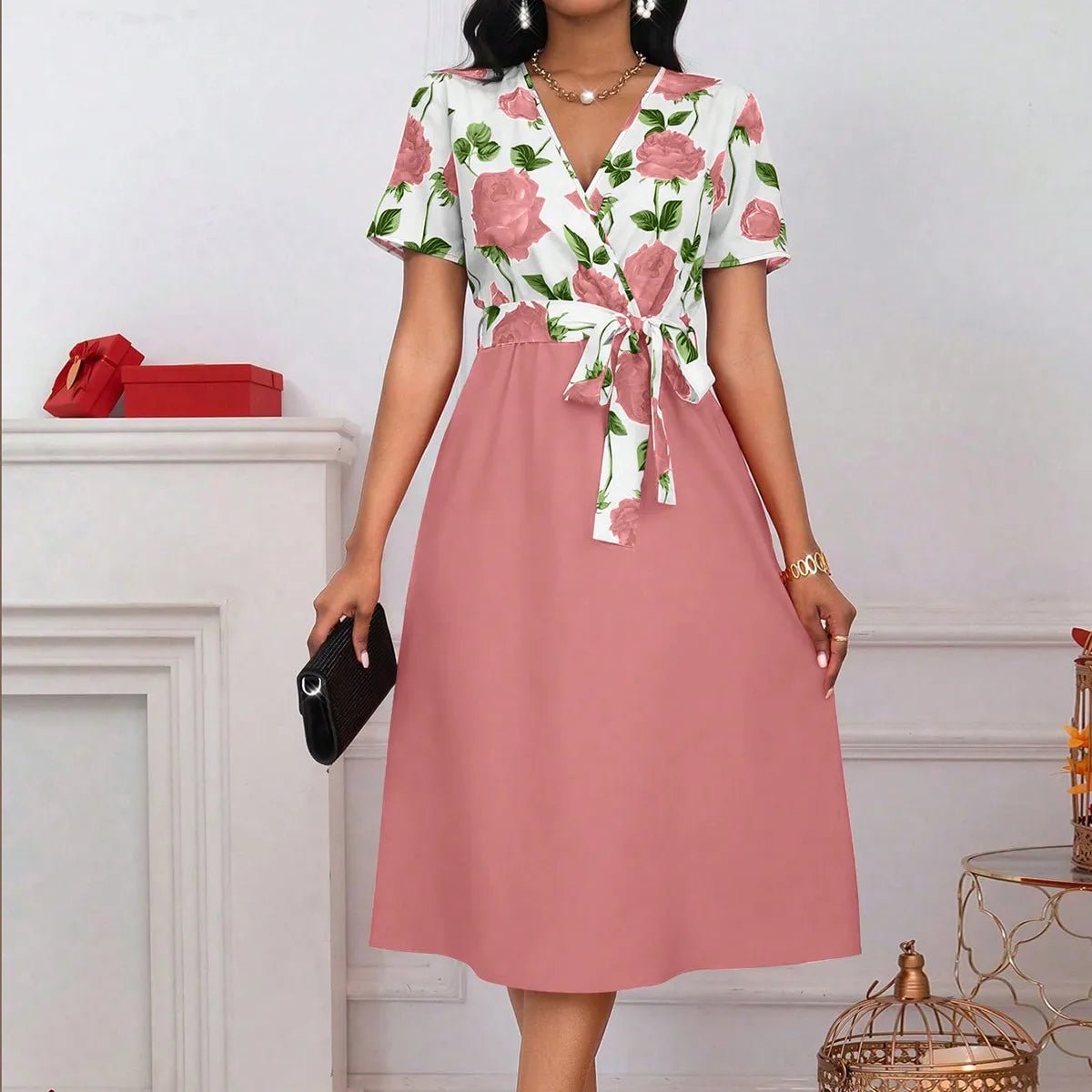 Damen-Midikleid mit Blumenmuster, V-Ausschnitt und Bindegürtel – A-Linien-Kleid mit Rosen-Patchwork und kurzen Ärmeln für Freizeit, Urlaub und Hochzeitsgäste - flohmarkt-deutschland.shop