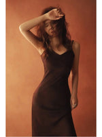 Neues elegantes Damen-Midikleid aus Seidensatin mit sexy Rückenausschnitt für Partys. - flohmarkt-deutschland.shop