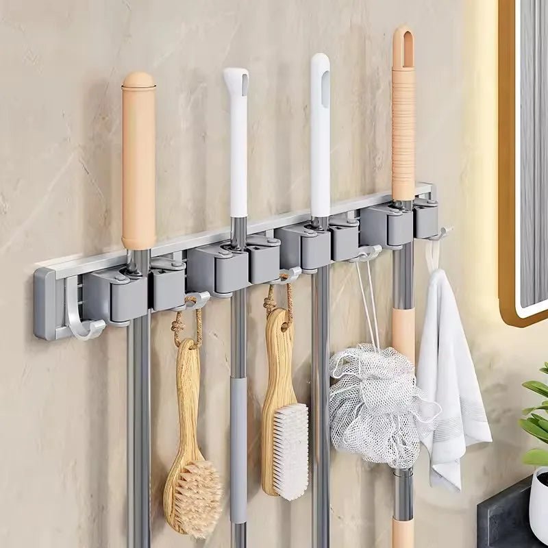 Wandmontierter Mopp- und Besenhalter mit 5 Haken, Starker Mopphalter Selbstklebend für Küche und Bad, Aufbewahrung für Reinigungsgeräte - flohmarkt-deutschland.shop